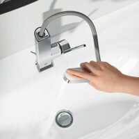 GROHE-Plus-basin-mixer-with-pull-out-hose-feature